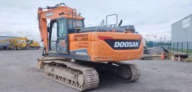 DOOSAN PELLE SUR CHENILLES DX225LC-5 – DIESEL – 22T – 3040 HEURES – ANNEE 2019  2245