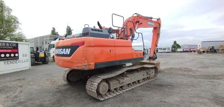 DOOSAN PELLE SUR CHENILLES DX225LC-5 – DIESEL – 22T – 3040 HEURES – ANNEE 2019  2245