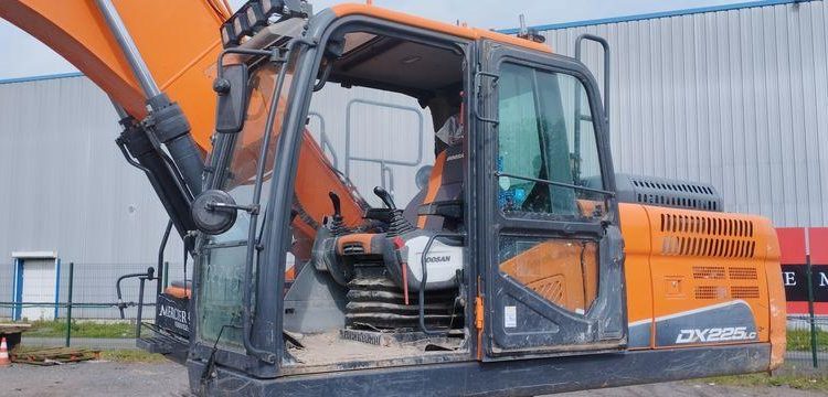 DOOSAN PELLE SUR CHENILLES DX225LC-5 – DIESEL – 22T – 3040 HEURES – ANNEE 2019  2245