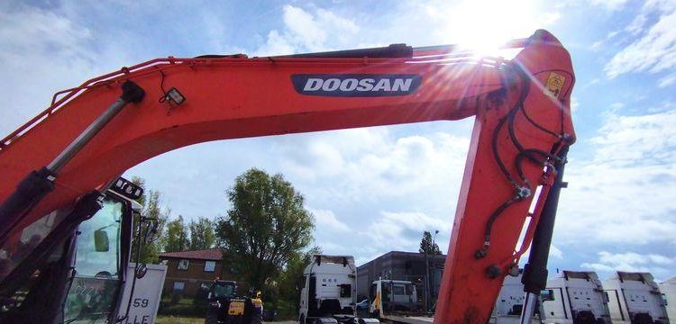 DOOSAN PELLE SUR CHENILLES DX225LC-5 – DIESEL – 22T – 3040 HEURES – ANNEE 2019  2245