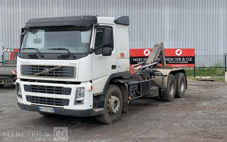 VOLVO FM12 420 CH AMPLIROLL DIESEL – PTAC 26T – PTRA 44T – 389573 KMS – ANNEE 2005 BLANC AV-312-RA