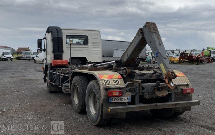 VOLVO FM12 420 CH AMPLIROLL DIESEL – PTAC 26T – PTRA 44T – 389573 KMS – ANNEE 2005 BLANC AV-312-RA