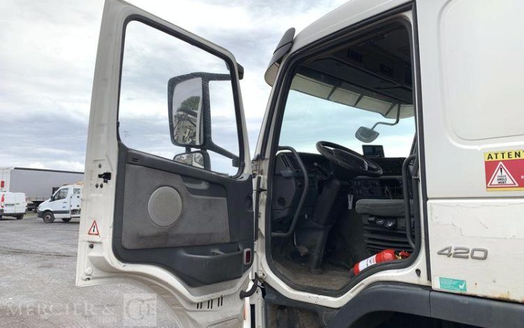 VOLVO FM12 420 CH AMPLIROLL DIESEL – PTAC 26T – PTRA 44T – 389573 KMS – ANNEE 2005 BLANC AV-312-RA