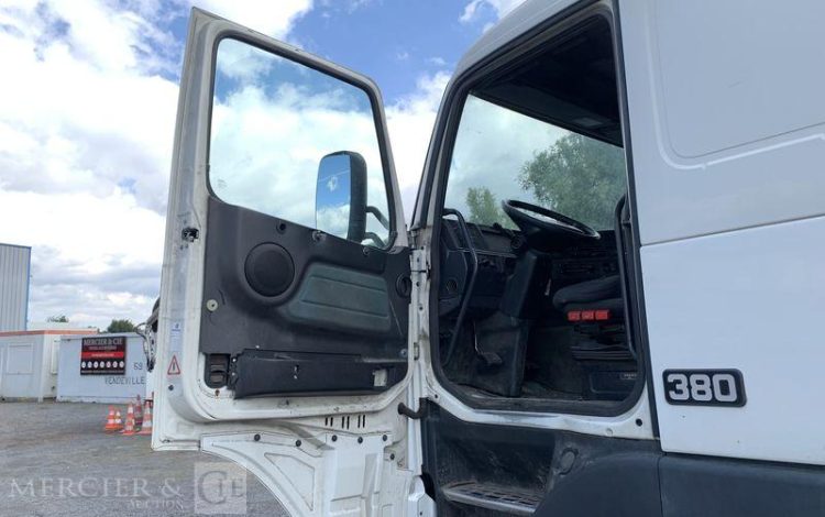 VOLVO FM12 380CH AMPLIROLL – DIESEL – PTAC 26T – PTRA 40T – 535755 KMS – ANNEE 2001 BLANC AW-780-XD