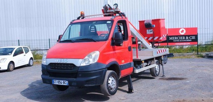 IVECO 35S AVEC NACELLE MULTITEL 160ALUDS 16M DIESEL – 3578 HEURES – 49444 KMS ROUGE CT-654-BC