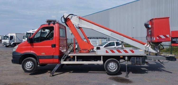 IVECO 35S AVEC NACELLE MULTITEL 160ALUDS 16M DIESEL – 3578 HEURES – 49444 KMS ROUGE CT-654-BC