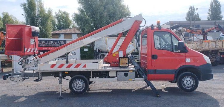 IVECO 35S AVEC NACELLE MULTITEL 160ALUDS 16M DIESEL – 3578 HEURES – 49444 KMS ROUGE CT-654-BC