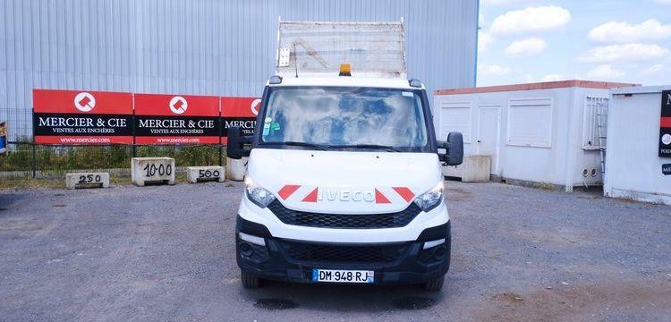 IVECO DAILY 35C15 BENNE + GRUE – 7 PLACES + COFFRE BLANC DM-948-RJ