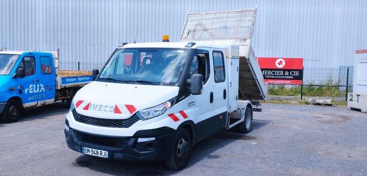 IVECO DAILY 35C15 BENNE + GRUE – 7 PLACES + COFFRE BLANC DM-948-RJ