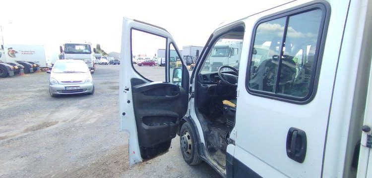 IVECO DAILY 35C15 BENNE + GRUE – 7 PLACES + COFFRE BLANC DM-948-RJ