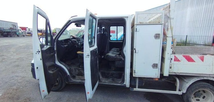 IVECO DAILY 35C15 BENNE + GRUE – 7 PLACES + COFFRE BLANC DM-948-RJ