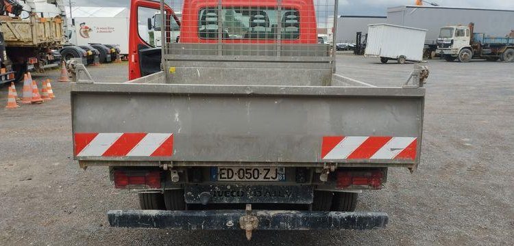 IVECO 35C13 BENNE AVEC COFFRE ACIER DIESEL – 114499 KMS – ANNEE 2016 ROUGE ED-050-ZJ