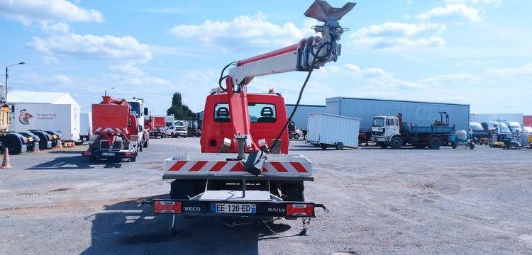 IVECO DAILY 35C13 AVEC NACELLE MULTITEL 160ALU 16M – DIESEL – 3162 H – 97754 KMS ROUGE EE-126-ED