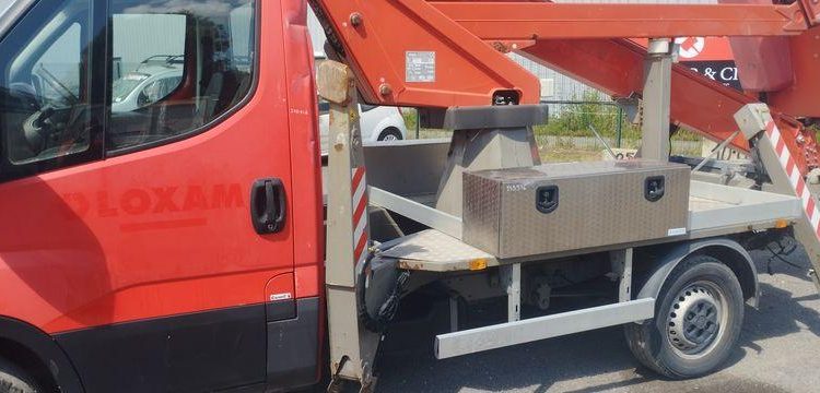 IVECO 35S12 AVEC NACELLE COMET ESK21/2/9 20M – DIESEL -2073 HEURES – 23585 KMS ROUGE EL-261-HZ