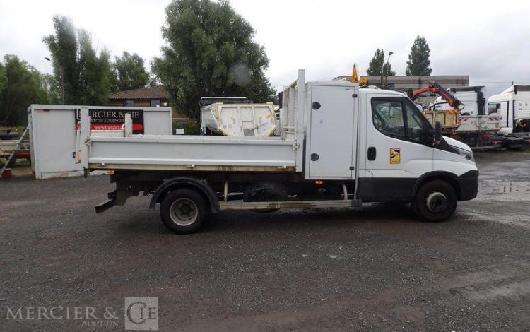 IVECO DAILY 70C15 BENNE AVEC COFFRE ACIER DIESEL – PV-3,903 T- PTAC 7T-   83614 KMS – BLANC EM-369-TR