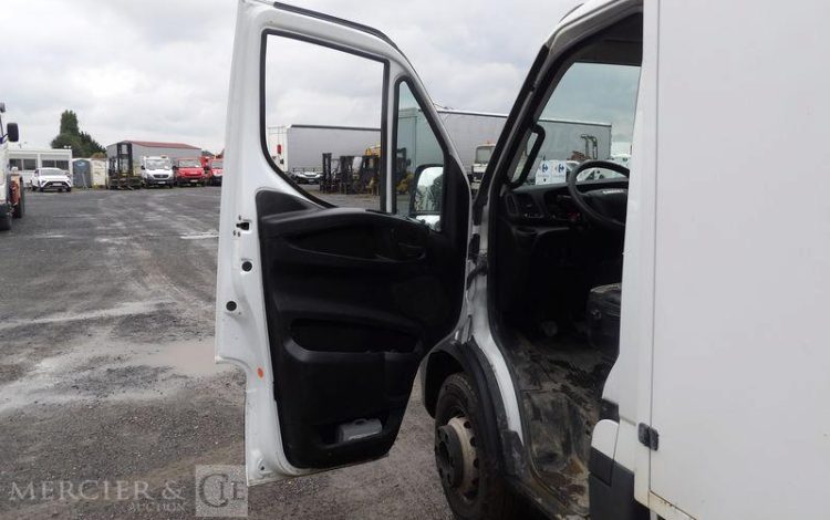 IVECO DAILY 70C15 BENNE AVEC COFFRE ACIER DIESEL – PV-3,903 T- PTAC 7T-   83614 KMS – BLANC EM-369-TR