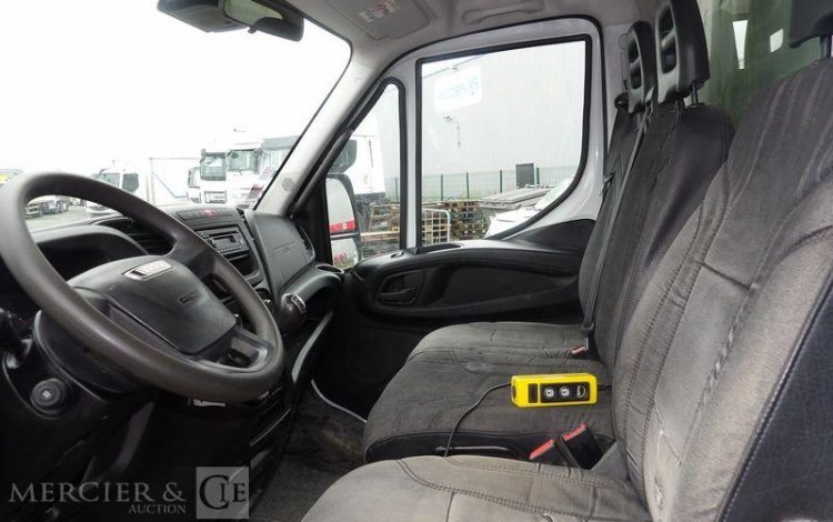 IVECO DAILY 70C15 BENNE AVEC COFFRE ACIER DIESEL – PV-3,903 T- PTAC 7T-   83614 KMS – BLANC EM-369-TR