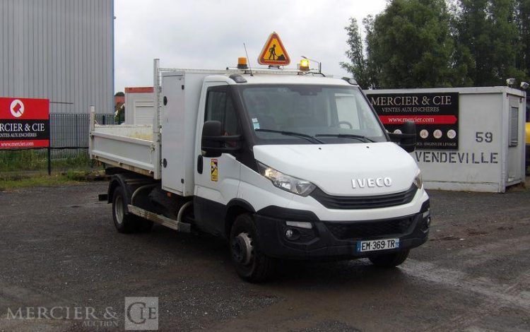 IVECO DAILY 70C15 BENNE AVEC COFFRE ACIER DIESEL – PV-3,903 T- PTAC 7T-   83614 KMS – BLANC EM-369-TR