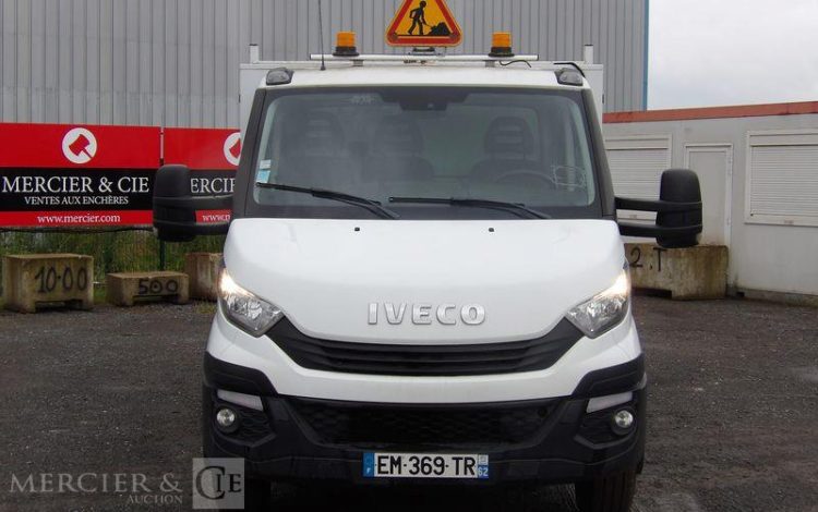 IVECO DAILY 70C15 BENNE AVEC COFFRE ACIER DIESEL – PV-3,903 T- PTAC 7T-   83614 KMS – BLANC EM-369-TR