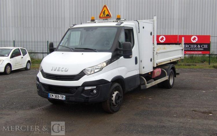 IVECO DAILY 70C15 BENNE AVEC COFFRE ACIER DIESEL – PV-3,903 T- PTAC 7T-   83614 KMS – BLANC EM-369-TR