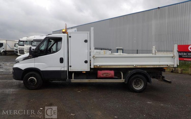 IVECO DAILY 70C15 BENNE AVEC COFFRE ACIER DIESEL – PV-3,903 T- PTAC 7T-   83614 KMS – BLANC EM-369-TR