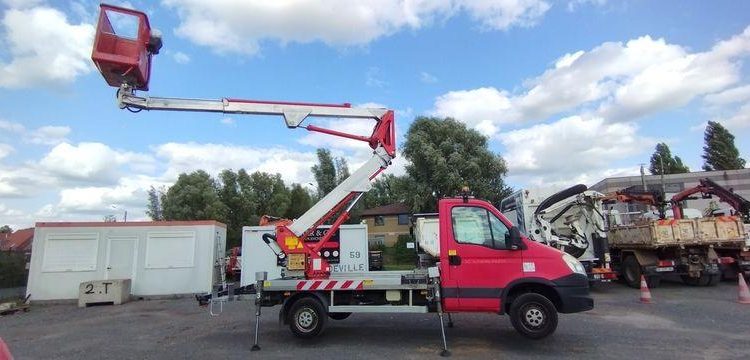 IVECO 35S11 AVEC NACELLE MULTITEL MX170 16M ROUGE CZ-074-FW