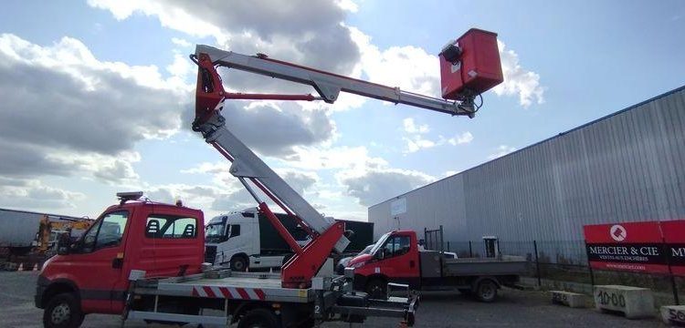 IVECO 35S11 AVEC NACELLE MULTITEL MX170 16M ROUGE CZ-074-FW