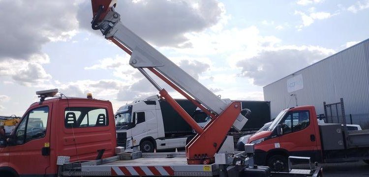 IVECO 35S11 AVEC NACELLE MULTITEL MX170 16M ROUGE CZ-074-FW