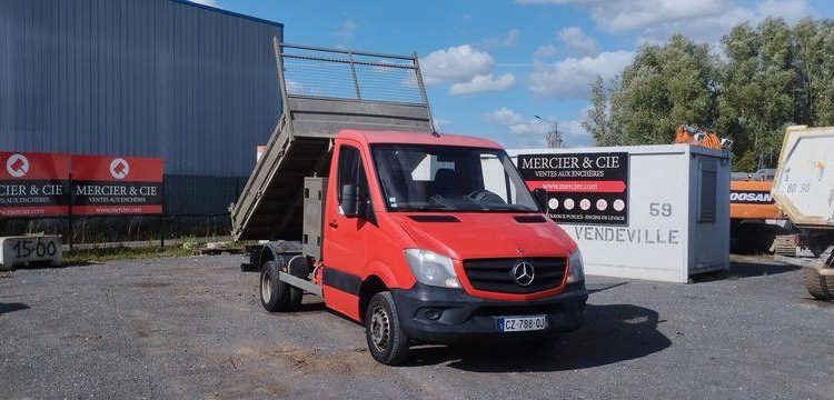 MERCEDES SPRINTER BENNE AVEC COFFRE ACIER DIESEL – 20493 KMS – ANNEE 2013 ROUGE CZ-788-QJ