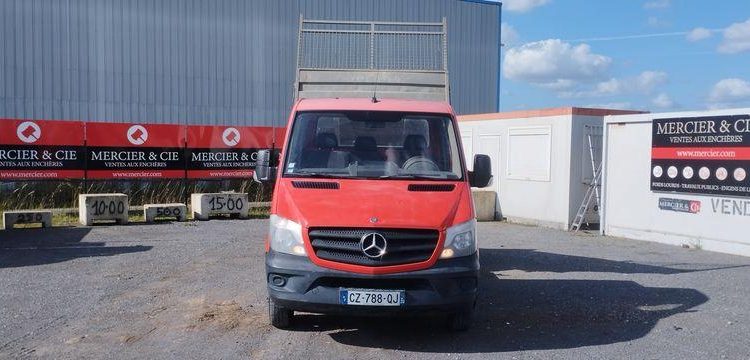 MERCEDES SPRINTER BENNE AVEC COFFRE ACIER DIESEL – 20493 KMS – ANNEE 2013 ROUGE CZ-788-QJ