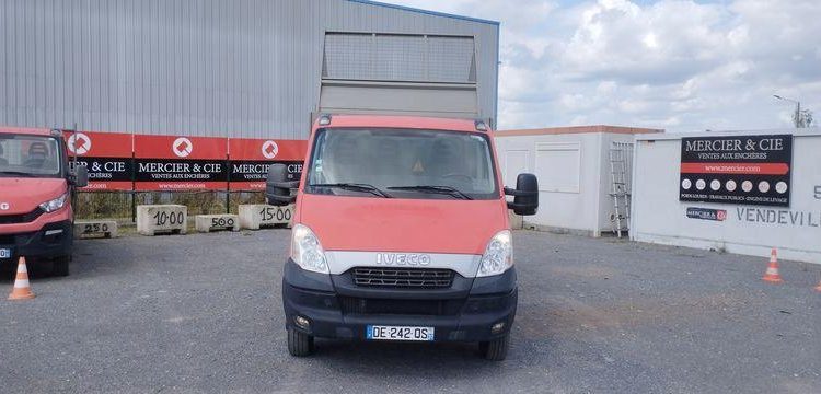 IVECO 35C13 BENNE SIMPLE CABINE COFFRE ROUGE DE-242-QS