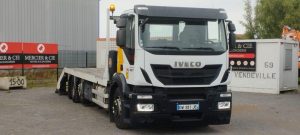 IVECO CAMION PLATEAU BASCULANT DIESEL – PV 13,49 T – PTAC 32T – PTRA 44T – 414176 KMS BLANC DW-381-JE