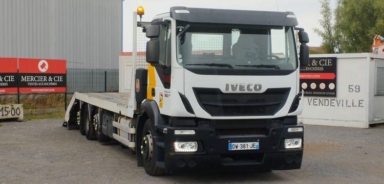 IVECO CAMION PLATEAU BASCULANT DIESEL – PV 13,49 T – PTAC 32T – PTRA 44T – 414176 KMS BLANC DW-381-JE