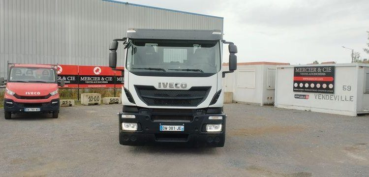 IVECO CAMION PLATEAU BASCULANT DIESEL – PV 13,49 T – PTAC 32T – PTRA 44T – 414176 KMS BLANC DW-381-JE