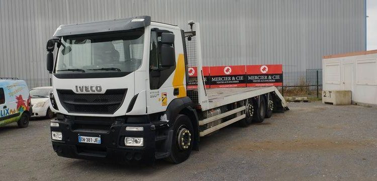 IVECO CAMION PLATEAU BASCULANT DIESEL – PV 13,49 T – PTAC 32T – PTRA 44T – 414176 KMS BLANC DW-381-JE