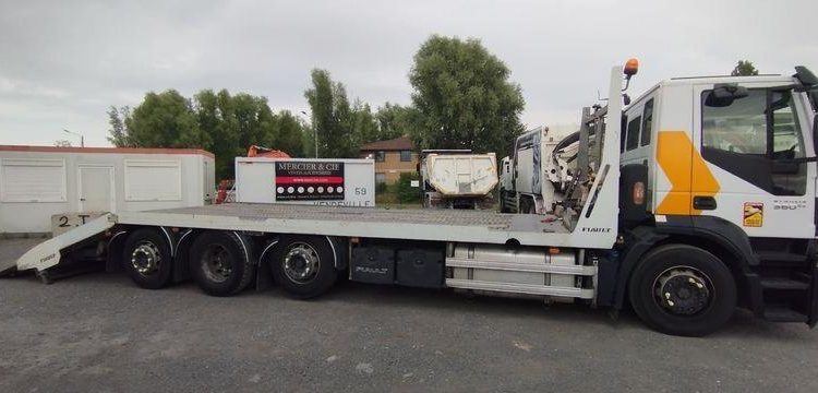 IVECO CAMION PLATEAU BASCULANT DIESEL – PV 13,49 T – PTAC 32T – PTRA 44T – 414176 KMS BLANC DW-381-JE