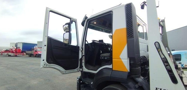 IVECO CAMION PLATEAU BASCULANT DIESEL – PV 13,49 T – PTAC 32T – PTRA 44T – 414176 KMS BLANC DW-381-JE