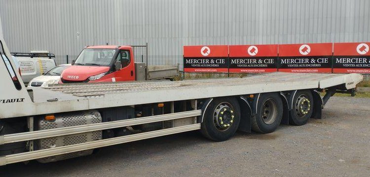 IVECO CAMION PLATEAU BASCULANT DIESEL – PV 13,49 T – PTAC 32T – PTRA 44T – 414176 KMS BLANC DW-381-JE