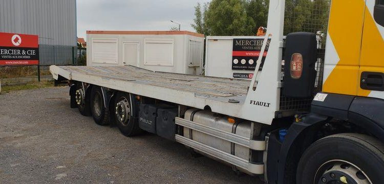 IVECO CAMION PLATEAU BASCULANT DIESEL – PV 13,49 T – PTAC 32T – PTRA 44T – 414176 KMS BLANC DW-381-JE