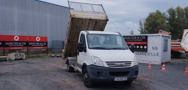 IVECO 35J BENNE DIESEL – 148039 KMS NON GARANTI – ANNEE 2008 BLANC 140DDL59