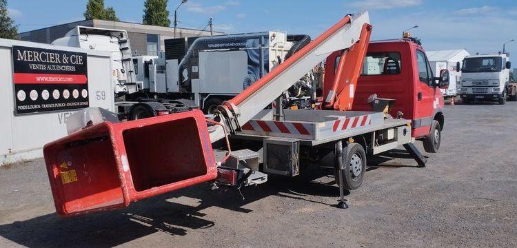 IVECO 35S11 AVEC NACELLE MULTITEL 160ALU  – 16,5 M DIESEL – 3800 HEURES – 60202 KMS ROUGE CT-978-SR