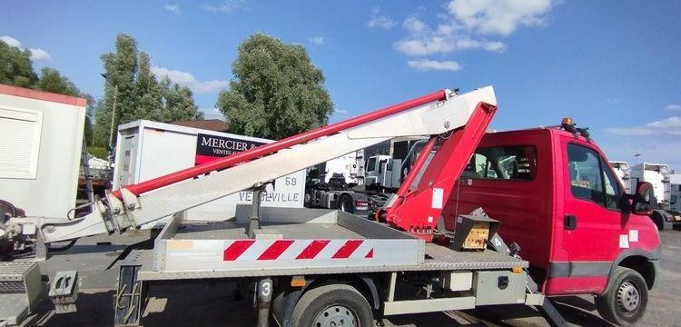 IVECO 35S11 AVEC NACELLE MULTITEL 160ALU  – 16,5 M DIESEL – 3800 HEURES – 60202 KMS ROUGE CT-978-SR