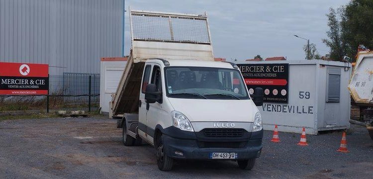 IVECO 35C15 DOUBLE CABINE AVEC BENNE – 181647 KMS – ANNEE 2014 BLANC DH-453-VQ