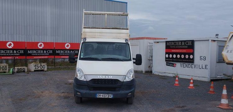 IVECO 35C15 DOUBLE CABINE AVEC BENNE – 181647 KMS – ANNEE 2014 BLANC DH-453-VQ