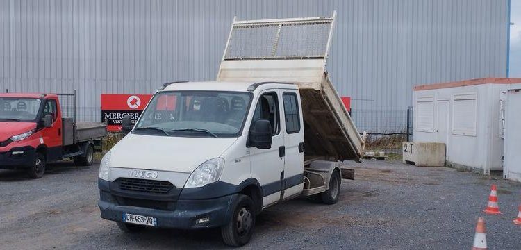 IVECO 35C15 DOUBLE CABINE AVEC BENNE – 181647 KMS – ANNEE 2014 BLANC DH-453-VQ