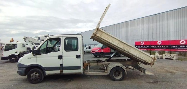 IVECO 35C15 DOUBLE CABINE AVEC BENNE – 181647 KMS – ANNEE 2014 BLANC DH-453-VQ