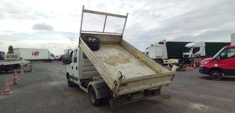 IVECO 35C15 DOUBLE CABINE AVEC BENNE – 181647 KMS – ANNEE 2014 BLANC DH-453-VQ