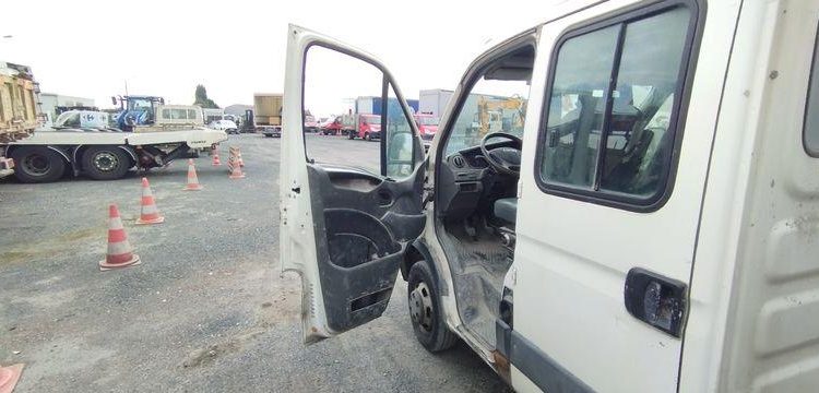 IVECO 35C15 DOUBLE CABINE AVEC BENNE – 181647 KMS – ANNEE 2014 BLANC DH-453-VQ