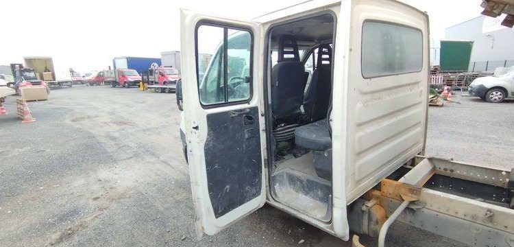 IVECO 35C15 DOUBLE CABINE AVEC BENNE – 181647 KMS – ANNEE 2014 BLANC DH-453-VQ