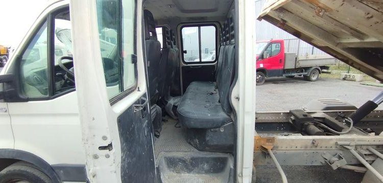 IVECO 35C15 DOUBLE CABINE AVEC BENNE – 181647 KMS – ANNEE 2014 BLANC DH-453-VQ